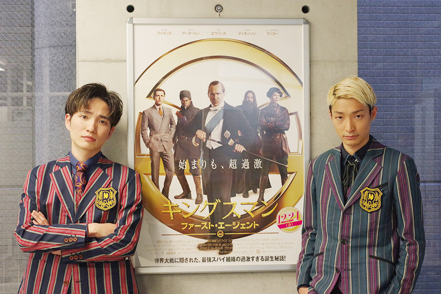 左からラニーノーズの洲崎貴郁、山田健人。「キングスマン＝スーツを着こなす紳士スパイ」ということで、舞台衣装のスーツで！