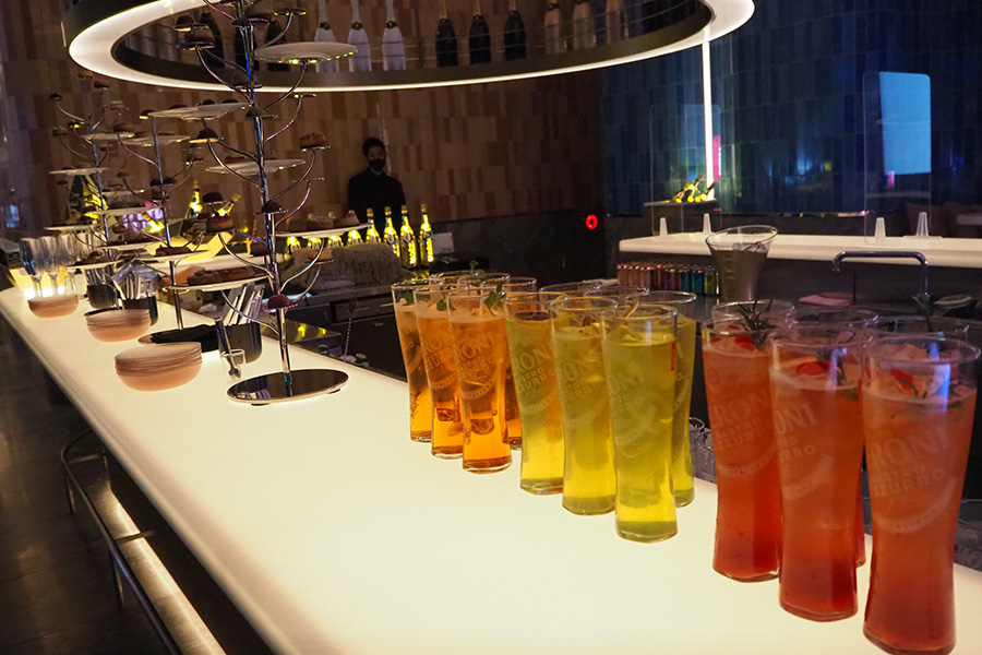 4Fデッキに隣接する「WET BAR」では高級シャンパンやオリジナルカクテルを提供（イベント参加者には1ドリンク付き）
