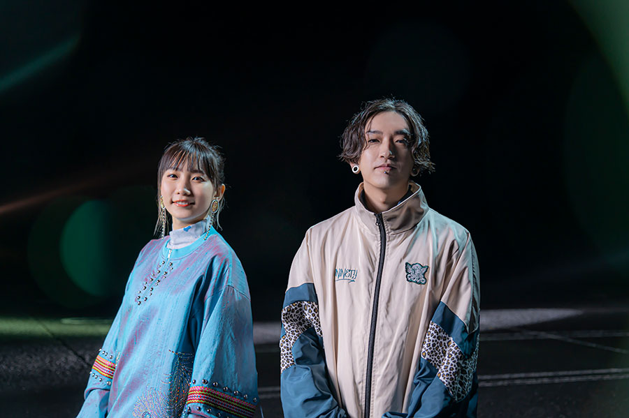 YOASOBIのikura（左）、Ayase（写真提供：MBS）