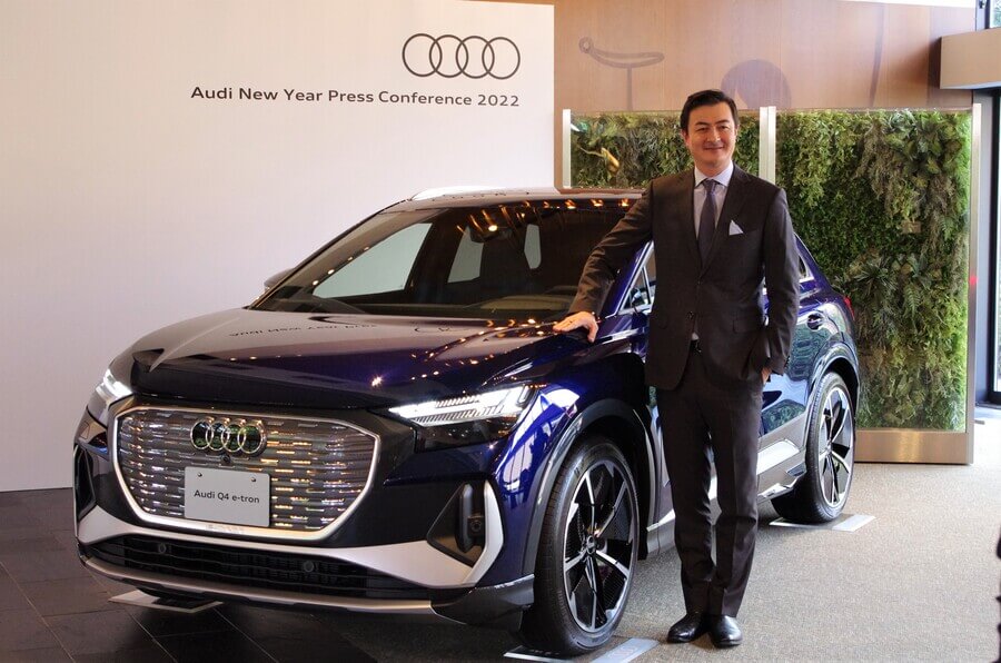 「アウディ」の新モデル「Audi q4 e-tron」とマティアス・シェーパース氏（1月21日・大阪市都島区）