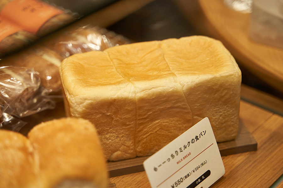 「もーーっちりミルクの食パン」（594円）