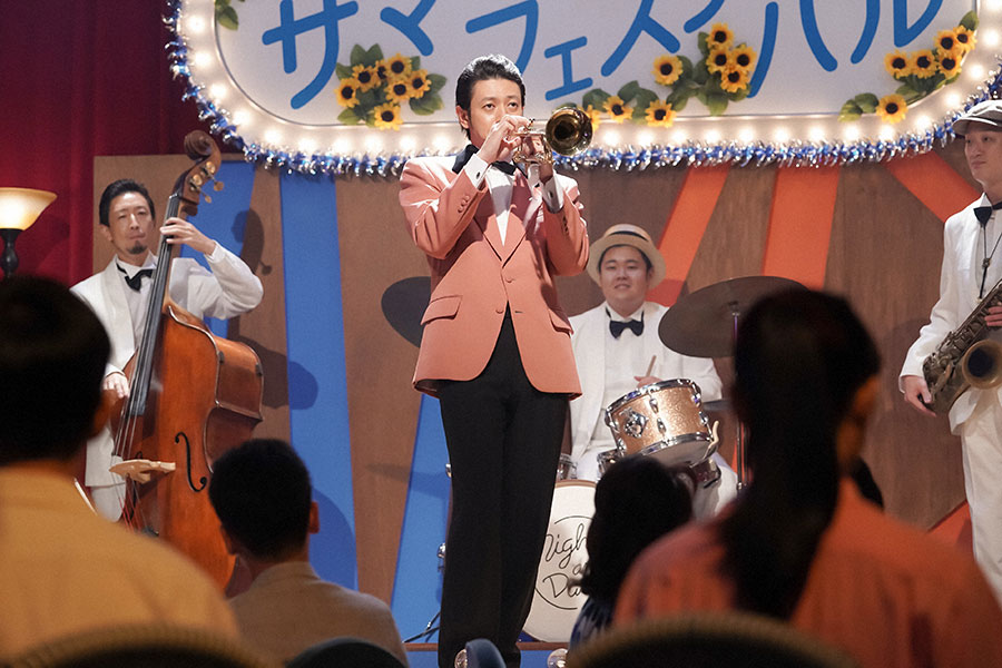 ジャズ喫茶のサマーフェスタでトランペットを演奏する錠一郎（オダギリジョー）(C)NHK