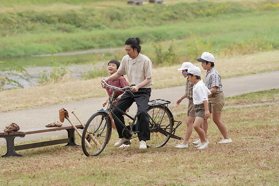 河川敷にて子どもたちと自転車の練習をする錠一郎（オダギリジョー）(C)NHK