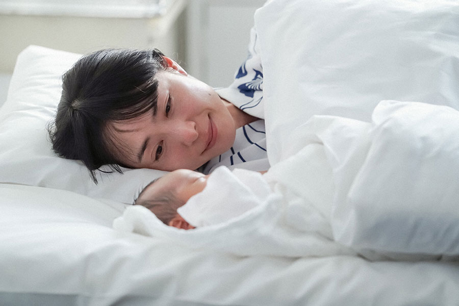 病院にて女の子を出産したるい（深津絵里）(C)NHK