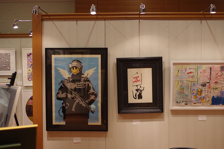 左はバンクシーの作品『Flying Copper』、価格は2200万円