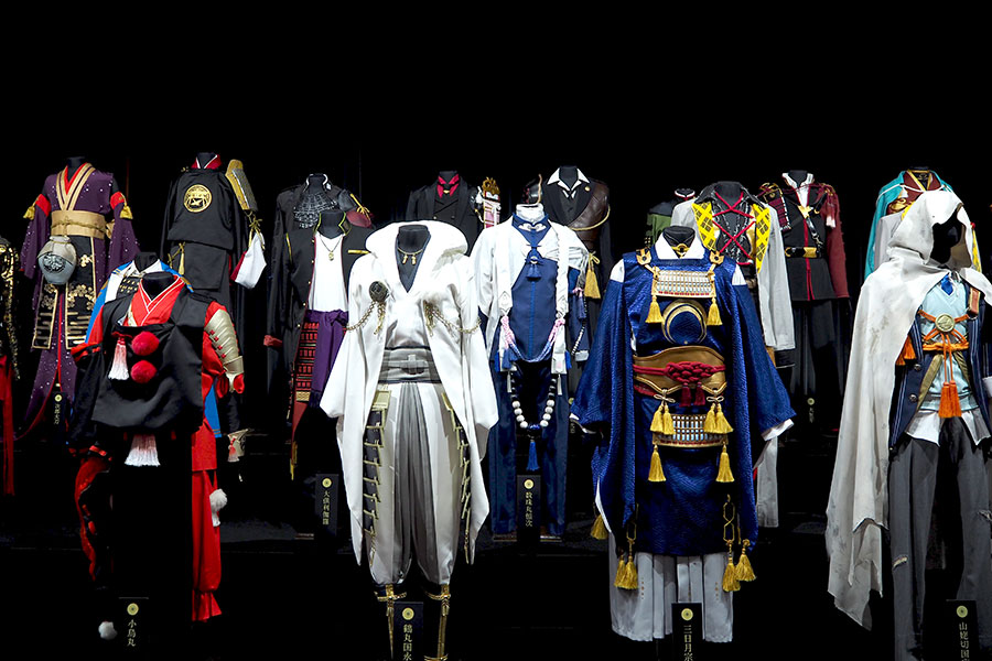 三日月宗近、鶴丸国永などの衣裳が展示されている