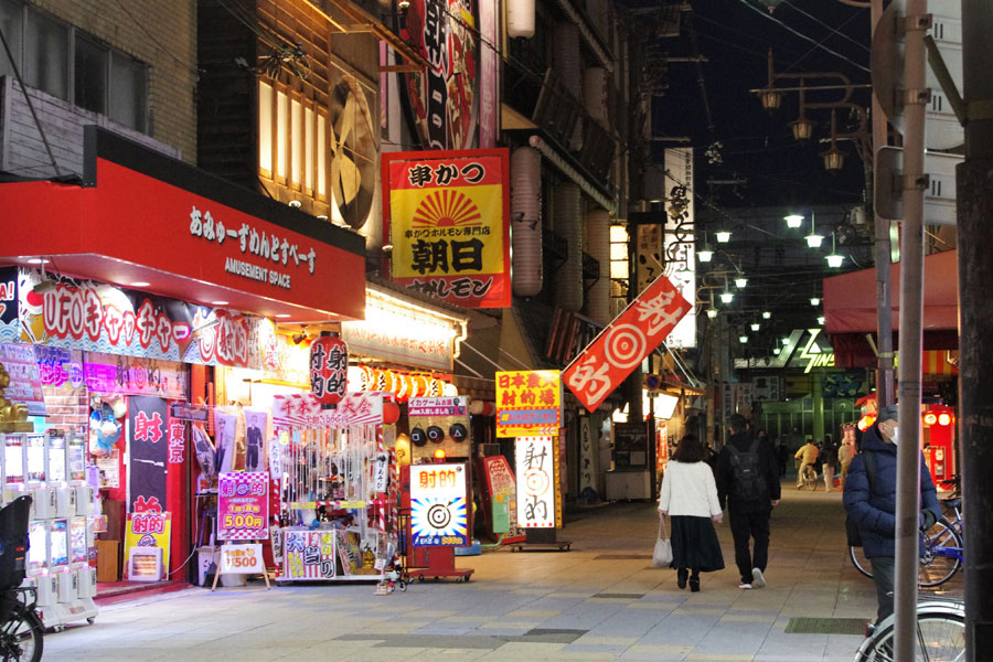 大阪モデルの非常事態（赤信号）が点灯されたこの日、「通天閣」のある繁華街・新世界の人出はまばら（1月24日・大阪市）
