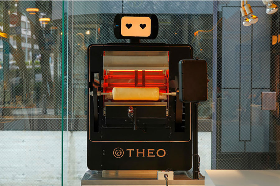 ユーハイムが開発した、世界初のバウムクーヘン専用AI焼成機「THEO(テオ)」