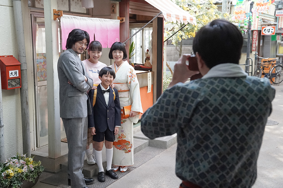 家族写真を撮るひなたたち。左から、大月錠一郎（オダギリジョー）、大月ひなた（川栄李奈）、大月桃太郎（能崎春）、大月るい（深津絵里）(C)NHK