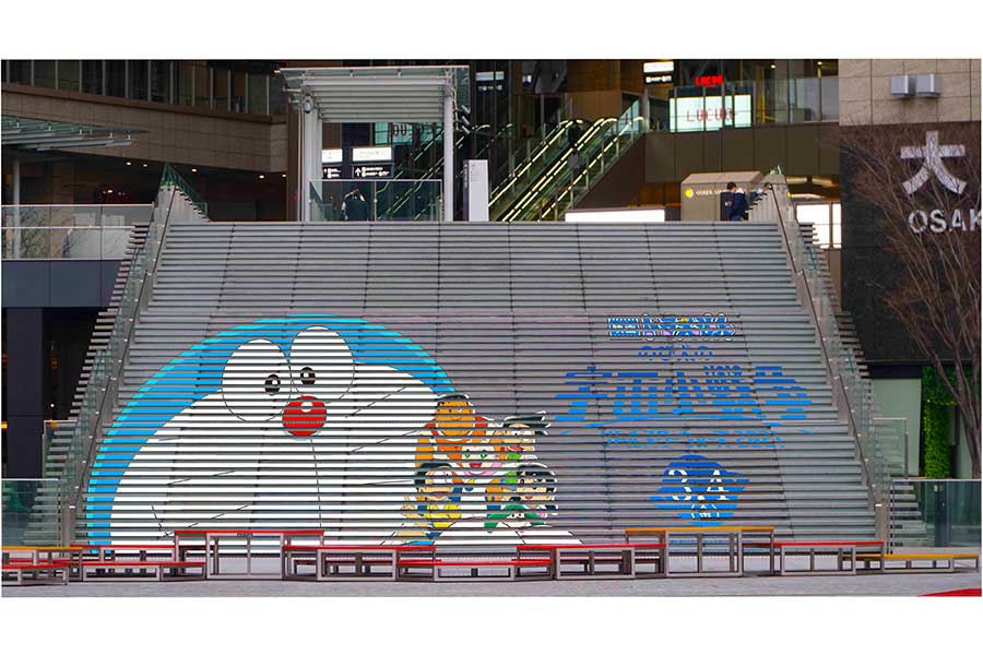巨大な「ドラえもん」のステップアートイメージ©藤子プロ・小学館・テレビ朝日・シンエイ・ADK 2021