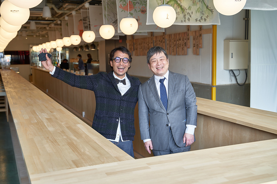 地域の魅力発信プロジェクトを手がける「ARIGATO-CHAN」の代表・坂野雅さん（左）と、「剣菱酒造」代表の白樫政孝さん（右）