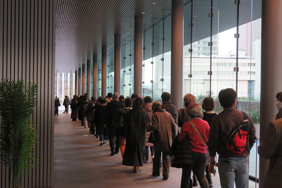 さすがは新美術館の開館初日。朝10時の開館を前に、大量の観客が長蛇の列を作っていた