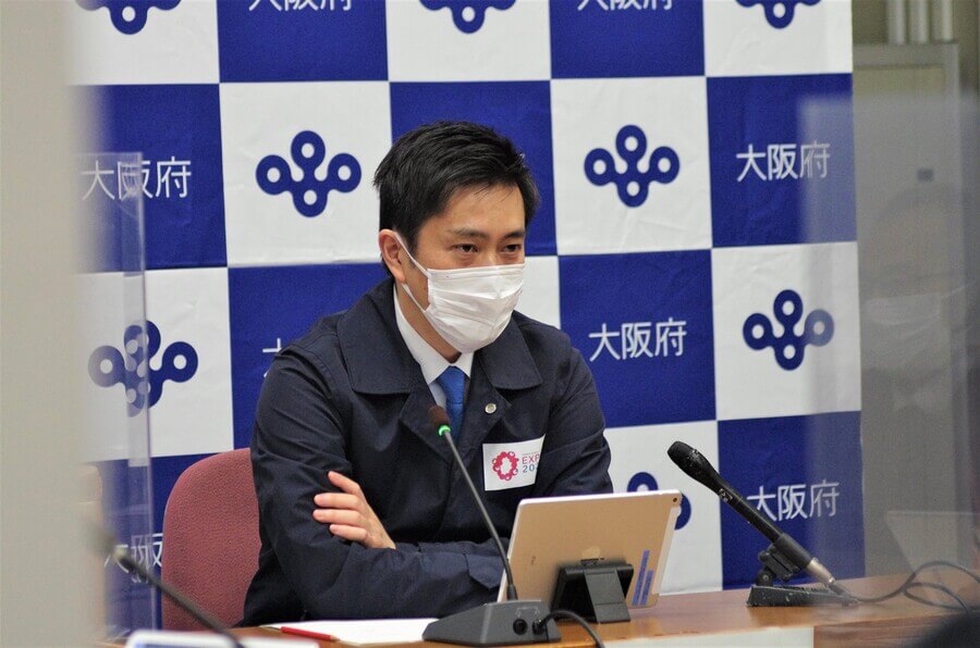 急遽開催された「大阪府新型コロナウイルス対策本部会議」に出席した吉村洋文知事（2月16日・大阪府庁）