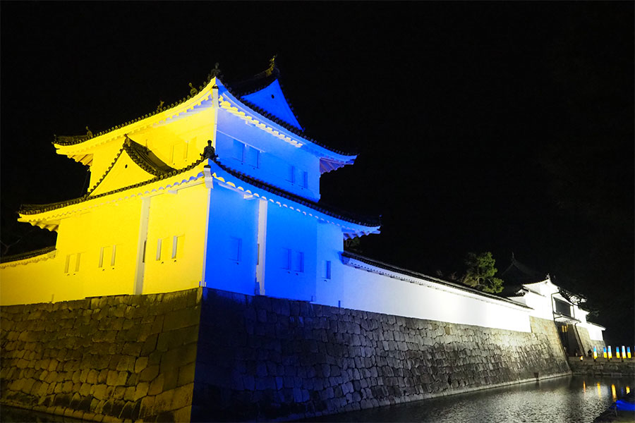 ウクライナの平和を願い、国旗カラーにライトアップされた東南隅櫓