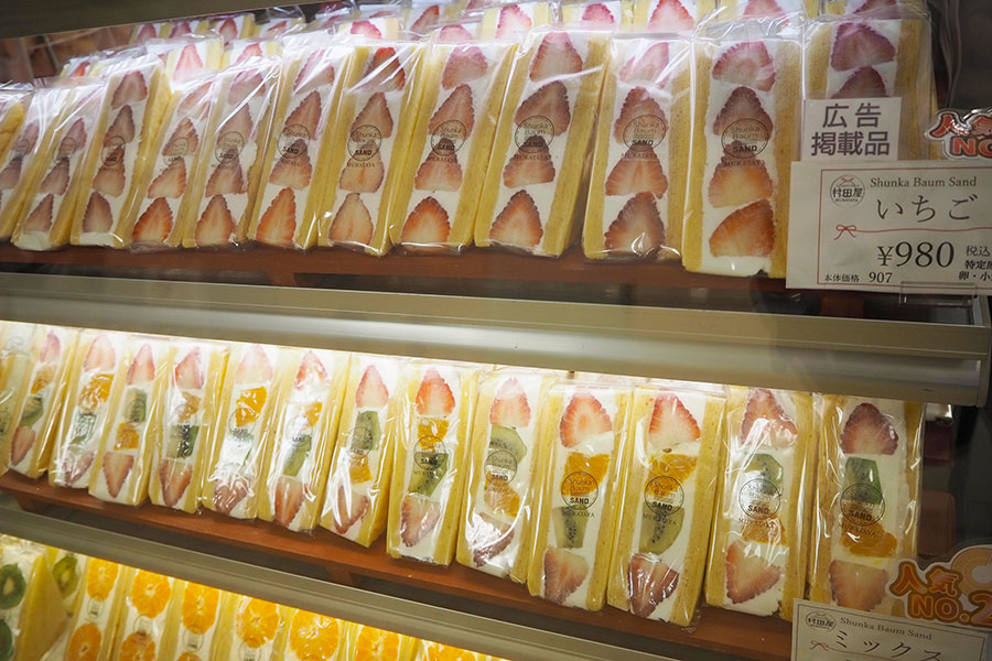 バウムクーヘンを使ったフルーツサンドも！ 今回が初登場の埼玉「村田屋」の「旬果バウムサンド（いちご）」（980円）など