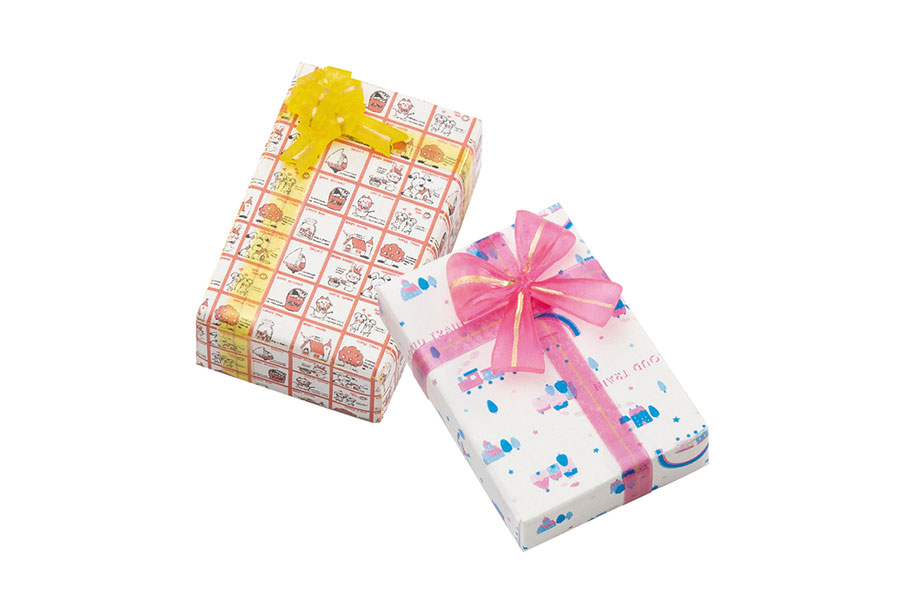 「お誕生日プレゼント / 株式会社シモジマ」当時、ファンシーショップで定番柄の包装紙「ストップペイル」「トレイン」に包まれた２種類のプレゼントのセット。ふんわりと結ばれた様子を再現したリボンの造形も必見とのこと。