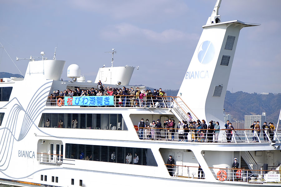 びわ湖開きには、大津港のみならず琵琶湖の遊覧船「ビアンカ」にも大勢の見物客が。ミシガンに乗った川栄に手をふる人も（5日・大津港）