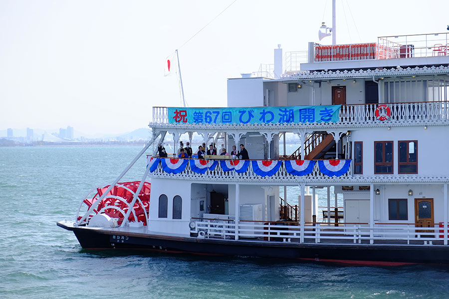びわ湖開きには、大津港のみならず琵琶湖の遊覧船「ビアンカ」にも大勢の見物客が。ミシガンに乗った川栄に手をふる人も（5日・大津港）
