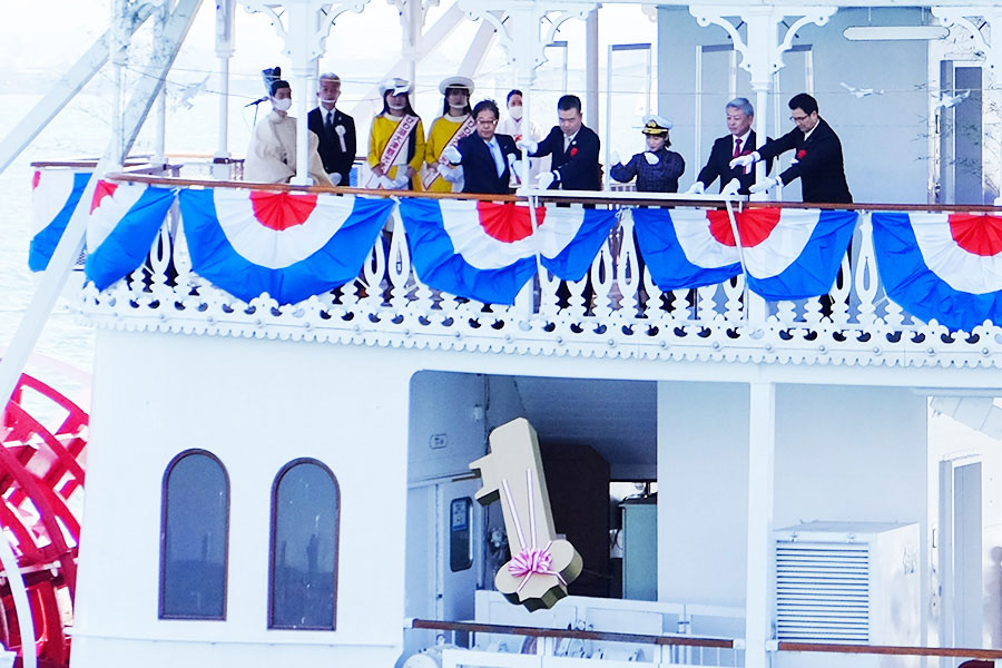 琵琶湖の遊覧船「ミシガン」に乗船した川栄。船上から長さ170cm、重さ6kgもの黄金の鍵を、三日月知事らとともに投げ入れた（5日・大津港）