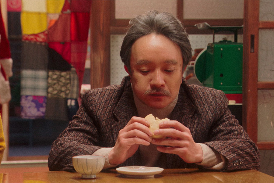 大月家の茶の間で回転焼きを食べる橘算太（濱田岳）(C)NHK