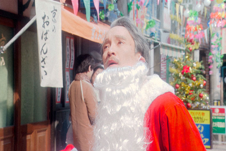 サンタクロースの格好で商店街の手伝いをする橘算太（濱田岳）(C)NHK