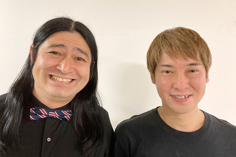 ２０２１年にコンビ結成２０年を迎えたハイキングウォーキングの鈴木Ｑ太郎（左）と松田洋昌