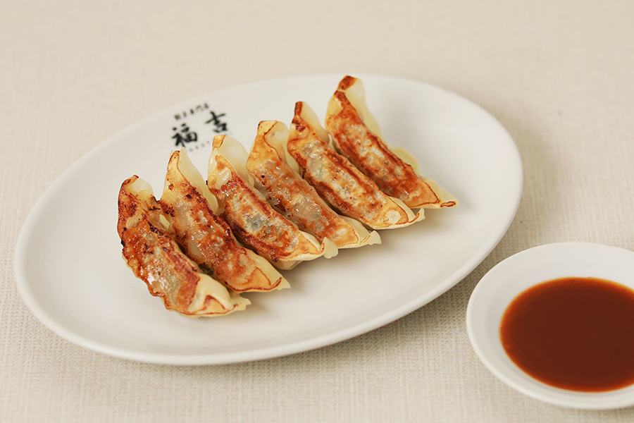 ブランド豚の京都ぽーくを使用した「味噌だれで食べる 京都九条ねぎの餃子」（餃子の専門店 福吉）