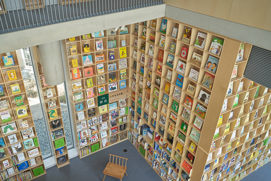 1万5000冊の本が並ぶ「こども本の森 神戸」