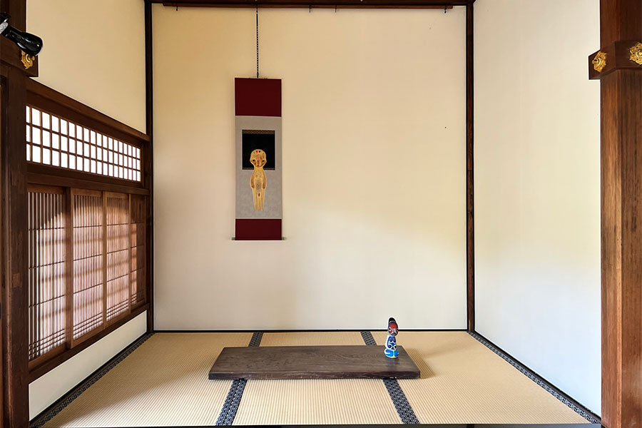 清水寺・成就院の床の間に展示された加藤泉の作品
