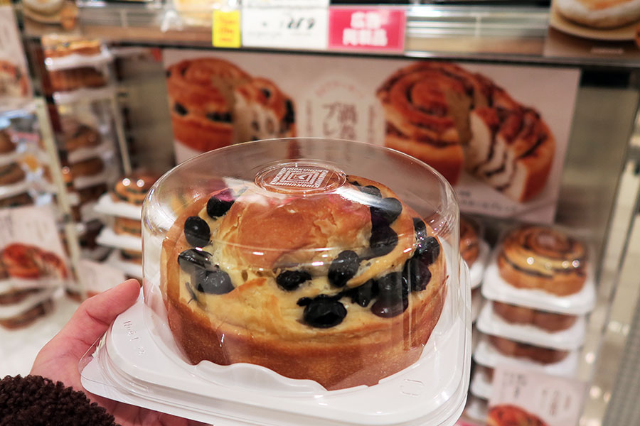 丹波篠山の黒豆を贅沢に使用した「ホールブレッド」（1350円）はしっとりとした口当たりでケーキのよう。大阪限定商品。