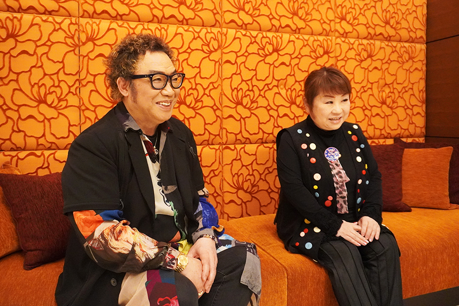 左からものまね芸人・コロッケと歌手・天童よしみ（3月10日・大阪市内）