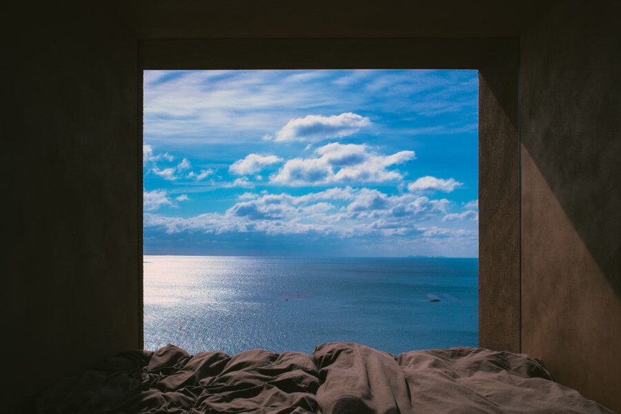 寝室の壁も一面が海。昼も夜も、そして夜明けも美しい絵を見ているよう