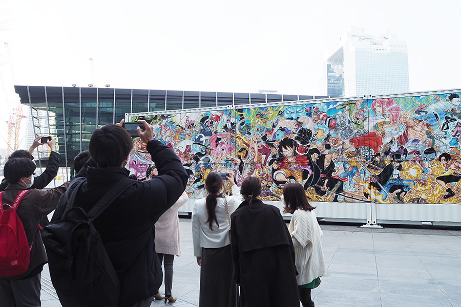 梅田のド真ん中に漫画「ワンピース」の巨大作品、通行人も驚き » Lmaga.jp