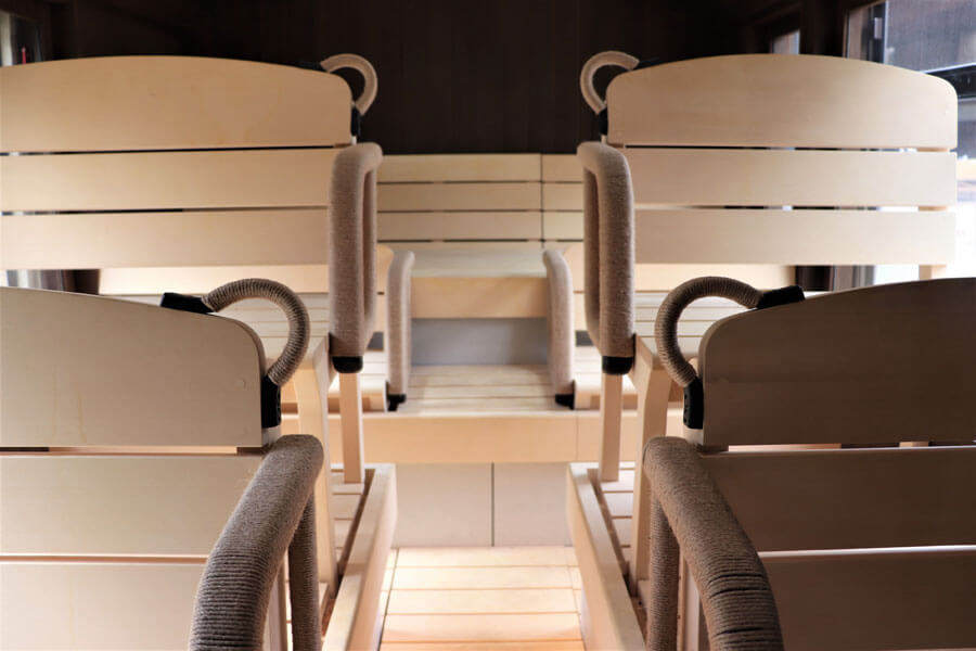 バスの後ろ半分がサウナ室。バスの座席を再現し、二人掛けの椅子が6つ並ぶ。座席の手すりにも麻ひもを巻いた熱さ防止や、バスと同様に天井部分には手すりの配慮が（3月5日・兵庫県神河町）
