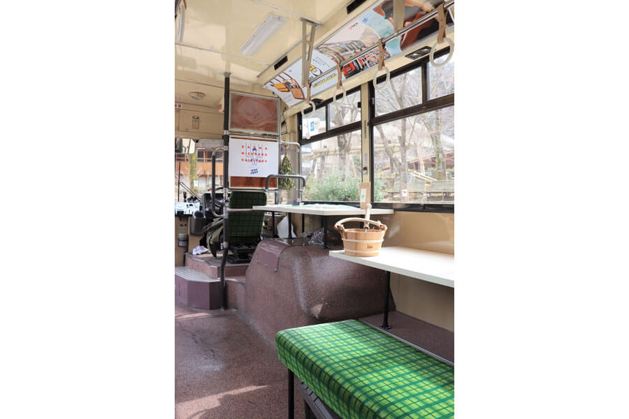 バスの前半分は、運転席と休憩・荷物置きスペース（3月5日・兵庫県神河町）