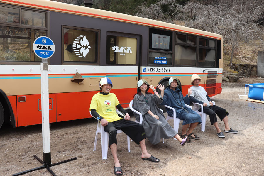 バス停をイメージした椅子で外気浴（3月5日・兵庫県神河町）