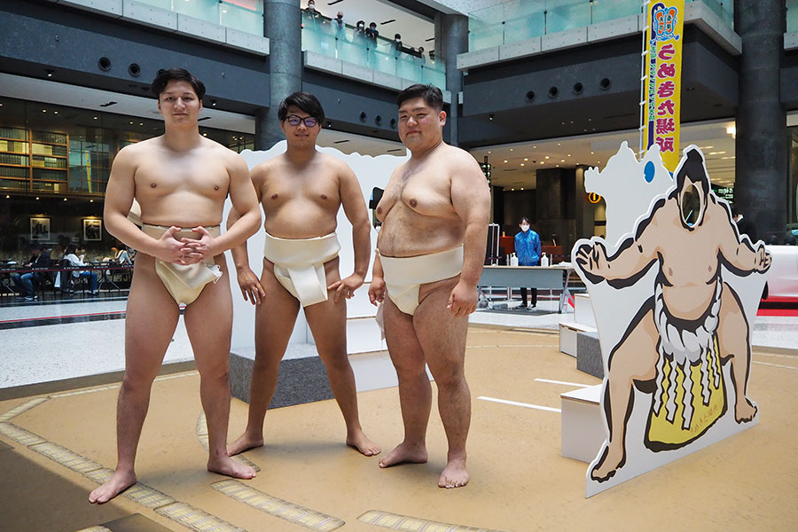 綱引きで戦ってくれるのは「摂津倉庫」（大東市）の実業団相撲選手たち