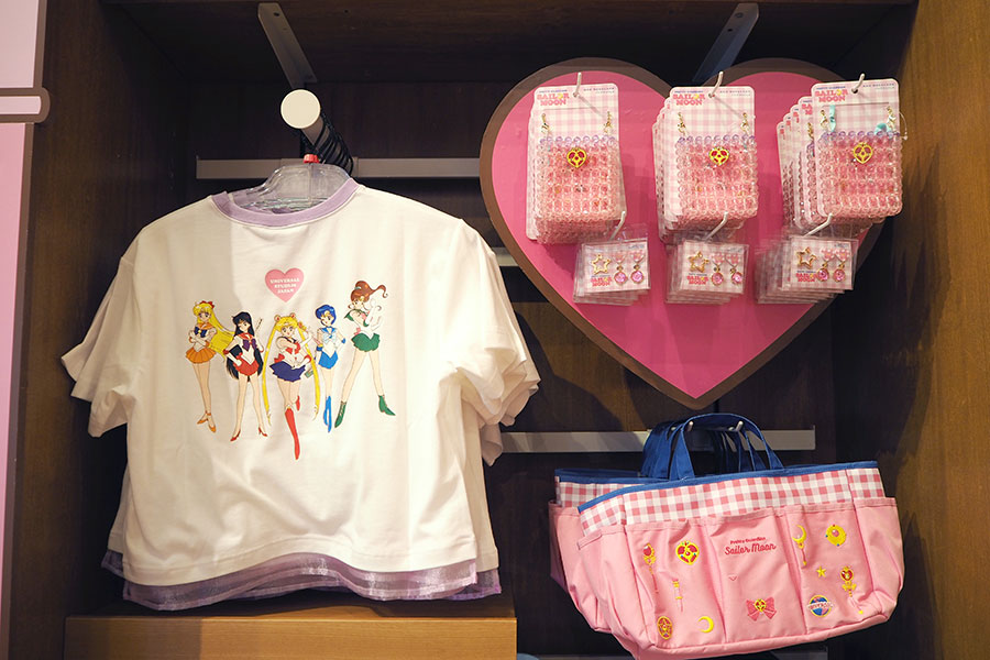 USJ×美少女戦士セーラームーンの「レトロかわいい」グッズたち。インテリアバッグは、セーラームーンのコンパクトやロッドの刺繍がキュート！