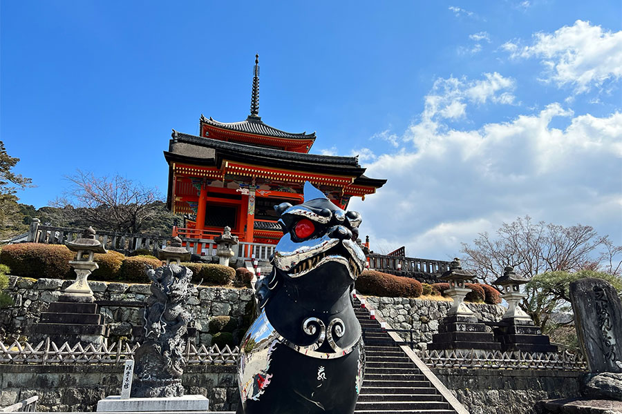 清水寺の西門を守るよう一対の狛犬のように鎮座したヤノベケンジの『KOMAINU-Guardian Beasts-』