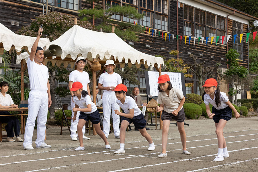 運動会でかけっこの競技に臨む比嘉暢子（右から２番目、稲垣来泉）(C)NHK