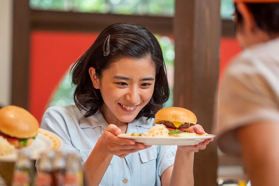 ハンバーガーを笑顔で見つめる比嘉暢子（黒島結菜）(C)NHK