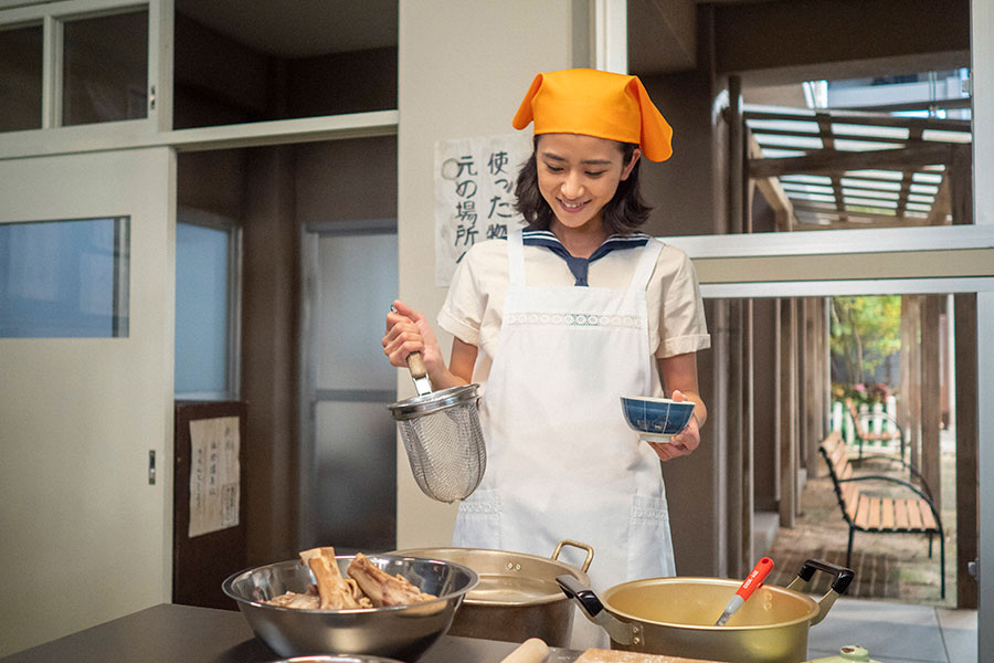 料理部の助っ人として調理する比嘉暢子（黒島結菜）(C)NHK