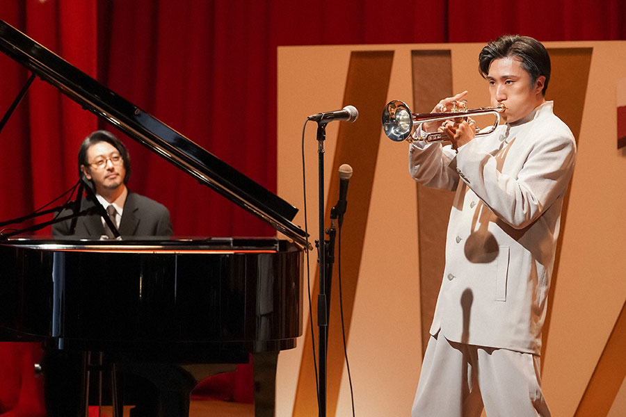 偕行社・会場にて、ステージで演奏をするトミー（早乙女太一）と錠一郎（オダギリジョー）(C)NHK