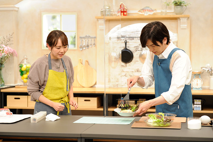 料理コラムニストの山本ゆりさんとハンバーグを作るDAIGO (C)ABCテレビ