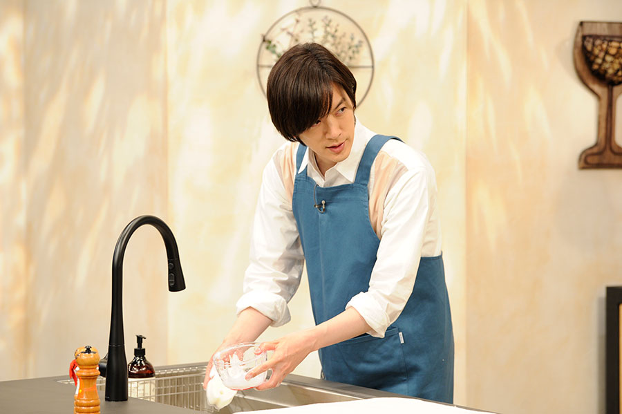 番組の最後は必ずDAIGOが皿洗いをしながら振りかえる。実際家でも皿洗いをしているそうだ (C)ABCテレビ