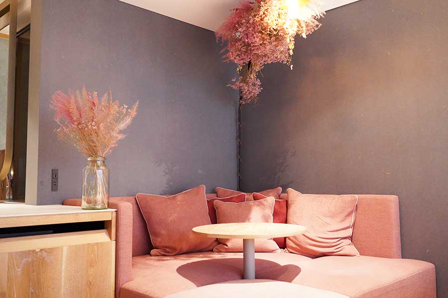 「GOOD NATURE HOTEL KYOTO」のFLOWER ROOM「Pink ROOM」、小上がりソファでリラックス