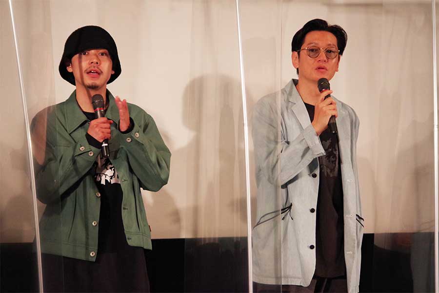 映画『ニワトリ☆フェニックス』公開記念舞台挨拶に登壇した成田凌（左）と井浦新（16日･大阪市内）