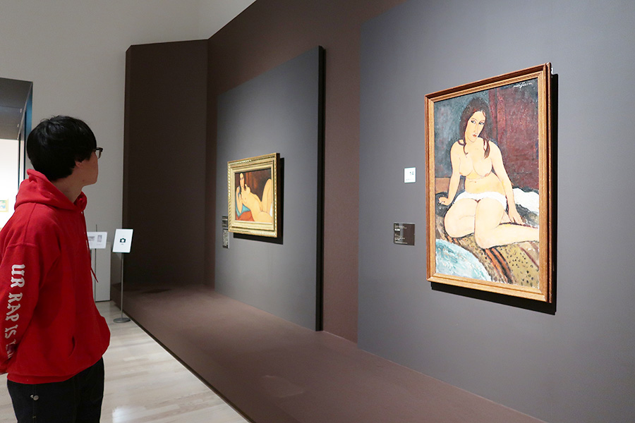 左が「大阪中之島美術館」所蔵の《髪をほどいた横たわる裸婦》。そして右が、「アントワープ王立美術館」所蔵の《座る裸婦》。実はモデルは同一人物で並んで観ることができるのは貴重！