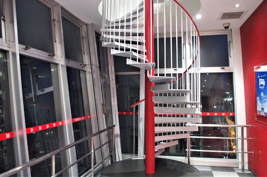タワースライダーの入口に通じる専用の螺旋階段（4月25日・通天閣）
