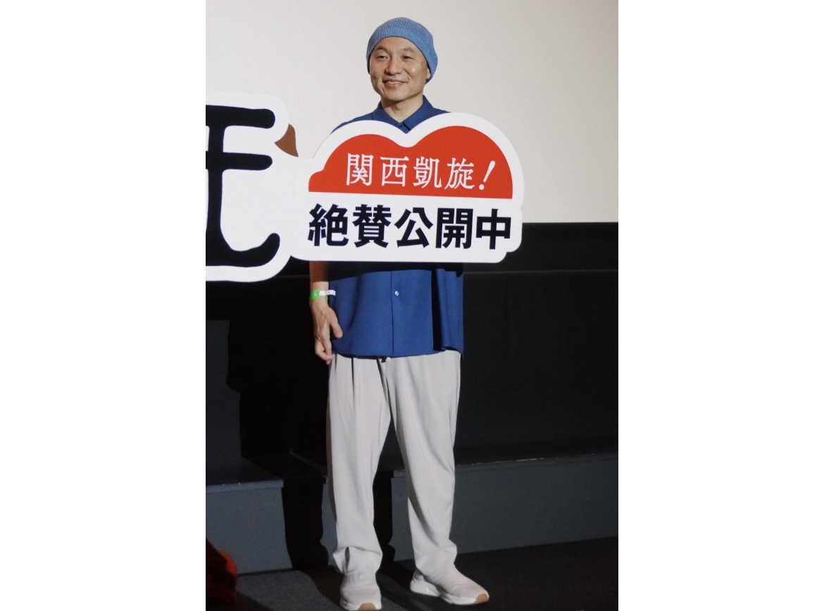 ブルーのニット帽にシャツを合わせ、登場した湯浅政明監督（5月29日・大阪市内）